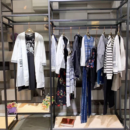 湖南女装加盟店爆款解析 套头呢子外套如何引领云介女装品牌新潮流
